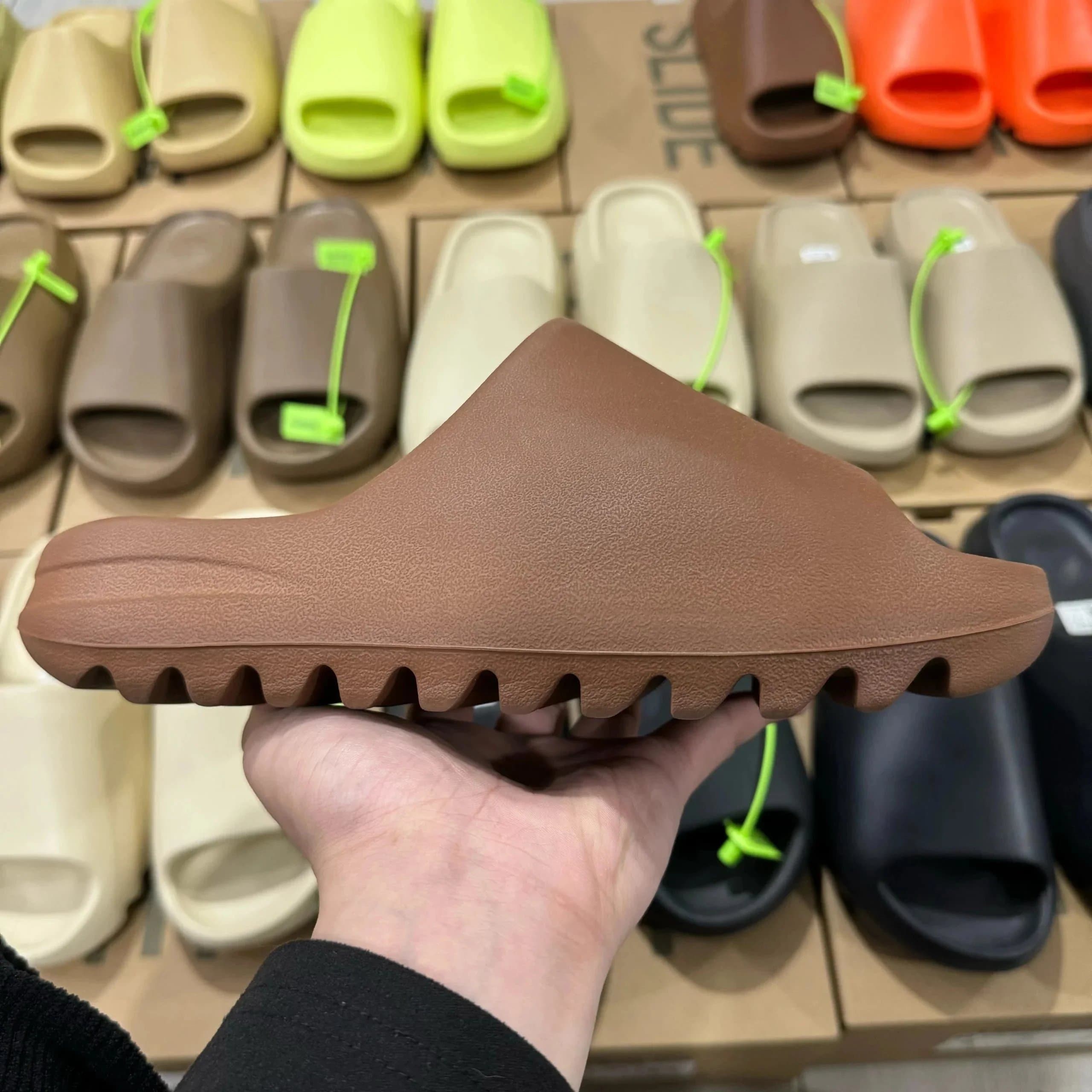 Yeezy Slide Glow — FZ5896亚麻棕 磨砂