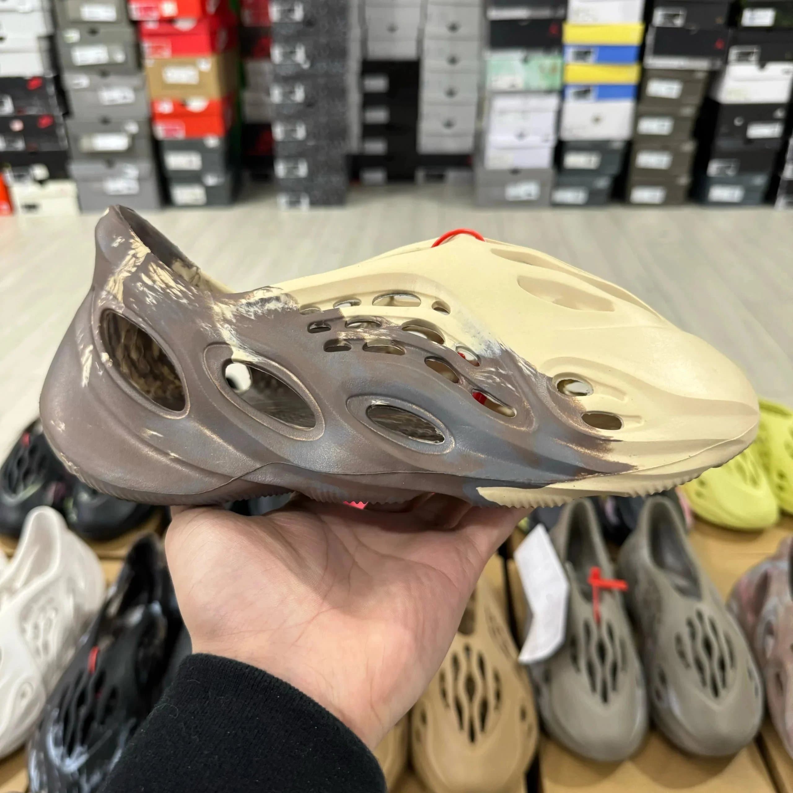 Yeezy Foam Runner Cloud Grey — 油画色