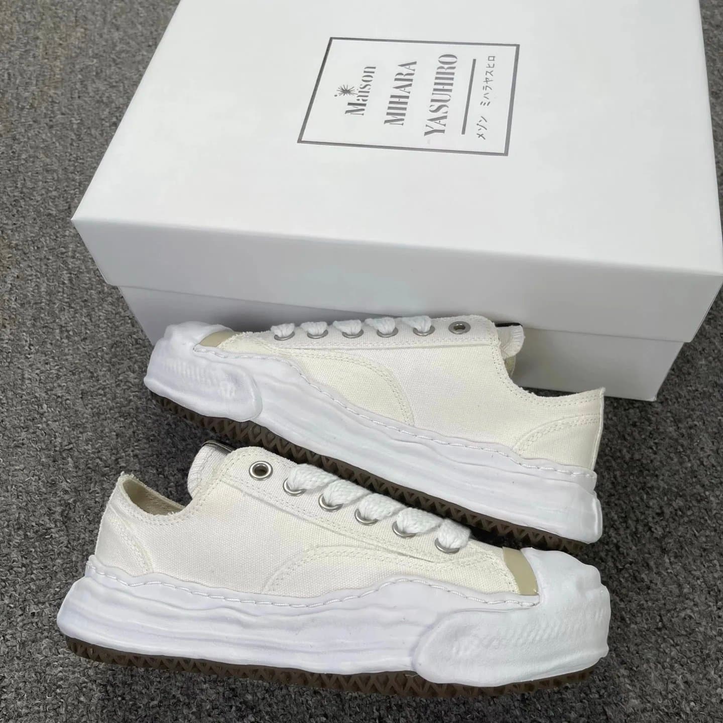 Maison Mihara Yasuhiro Mihara Yasuhiro Canvas Low