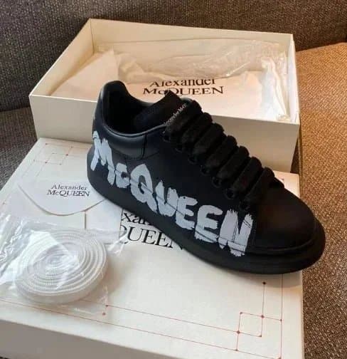 Alexander McQueen Oversized Sneaker Triple White — 黑色字母