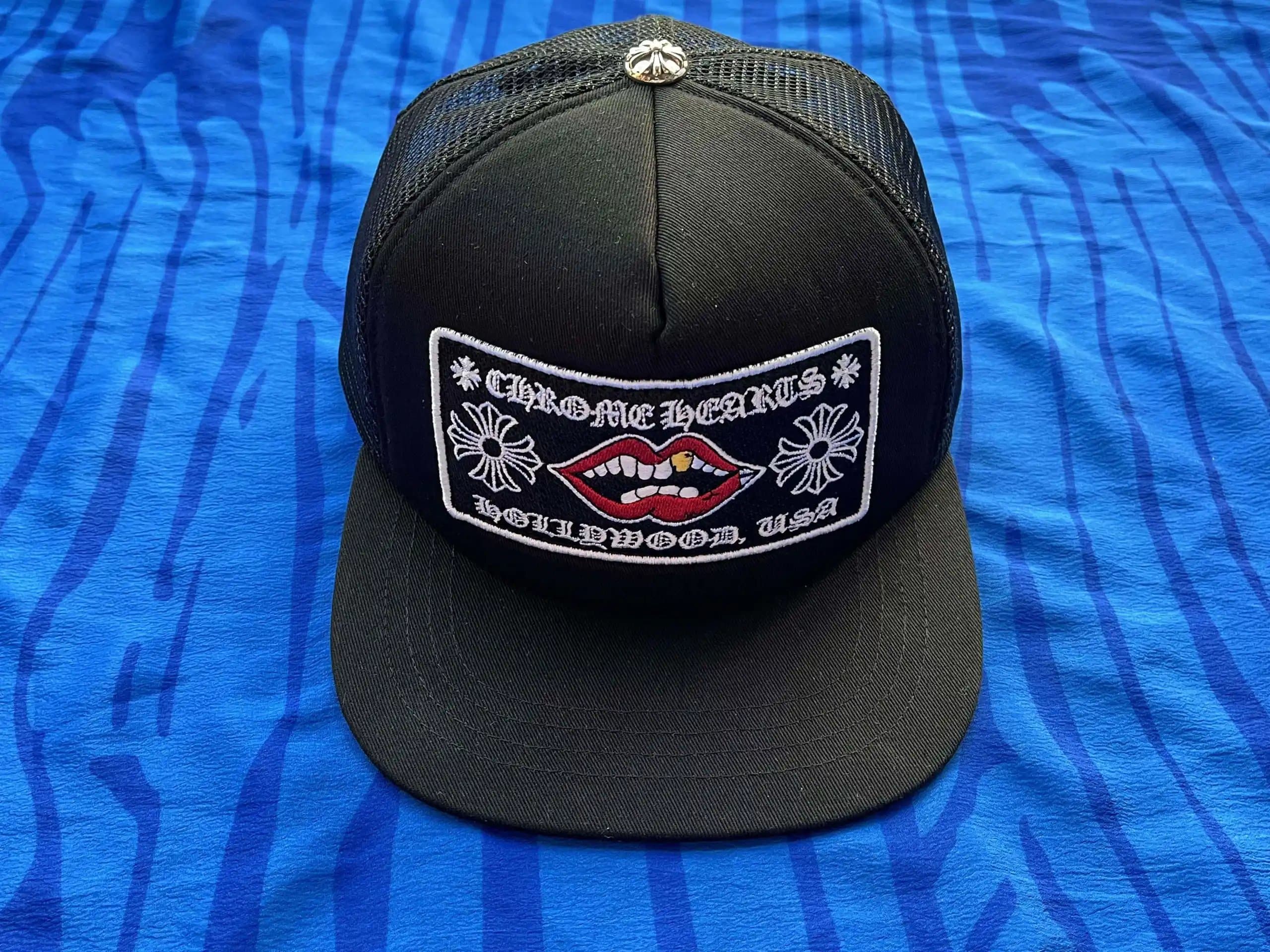 Chrome Hearts Trucker Cap FUCK Patch — 黑色 红唇