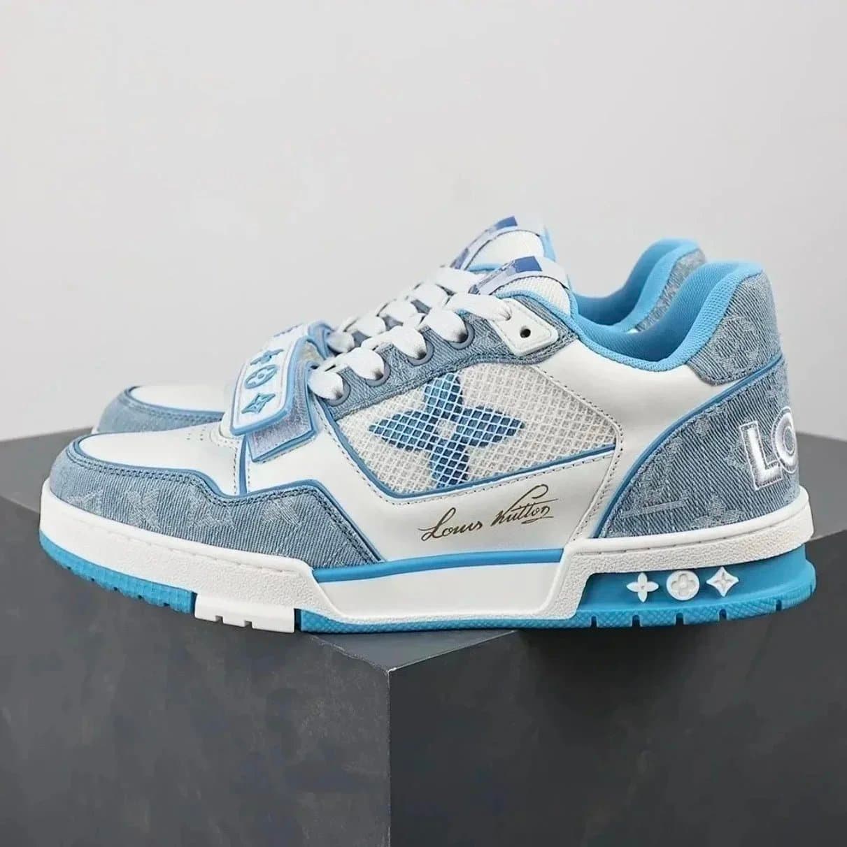 Louis Vuitton LV Trainer Monogram Embossed — 浅蓝（魔术贴）
