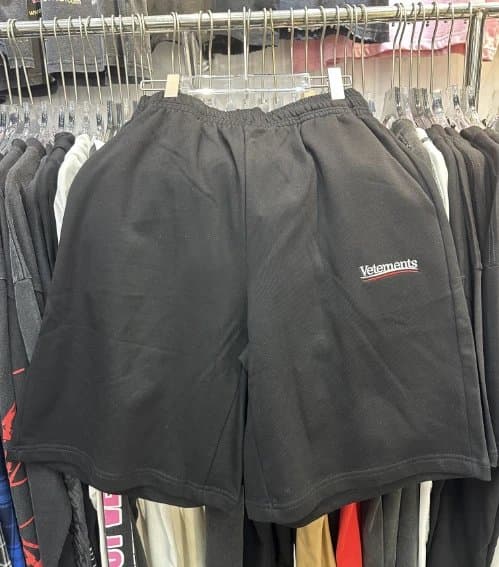 Fear of God Essentials Logo Shorts Black — 可乐黑