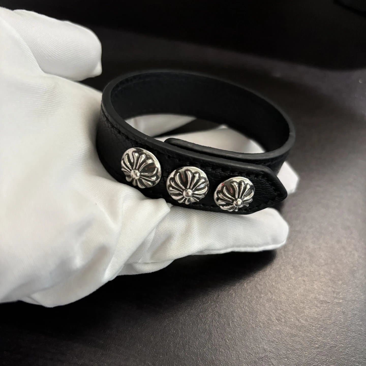 Chrome Hearts Leather Bracelet Triple Stud — 黑色十字花款（适合15至21手围佩戴）