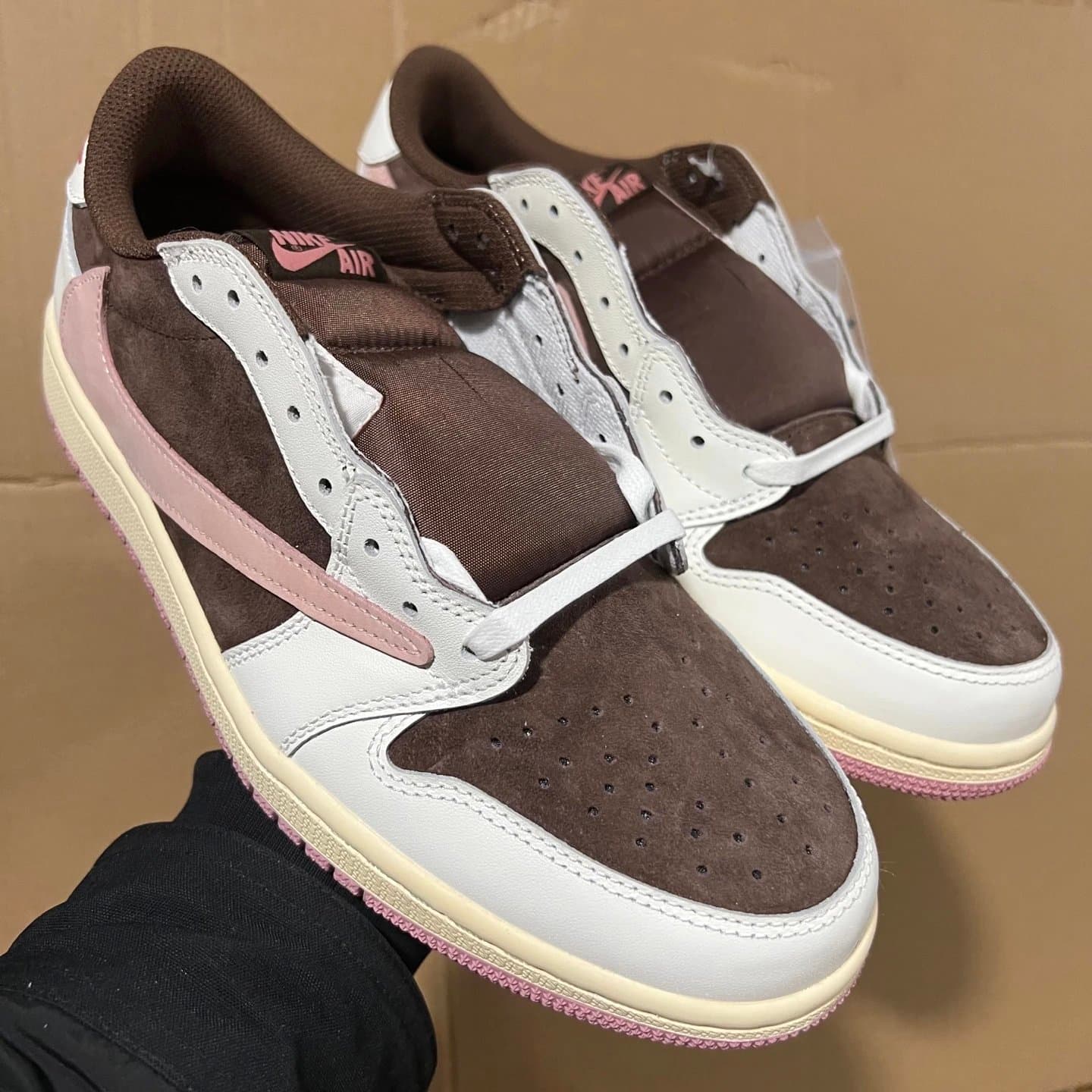 Travis Scott Air Jordan 1 Low Mocha — 新KZ版本 · AJ1低帮棕粉倒勾DZ4137-206