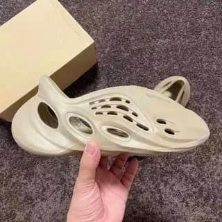 Yeezy Foam Runner Sand — B 洞洞鞋柳木棕6774