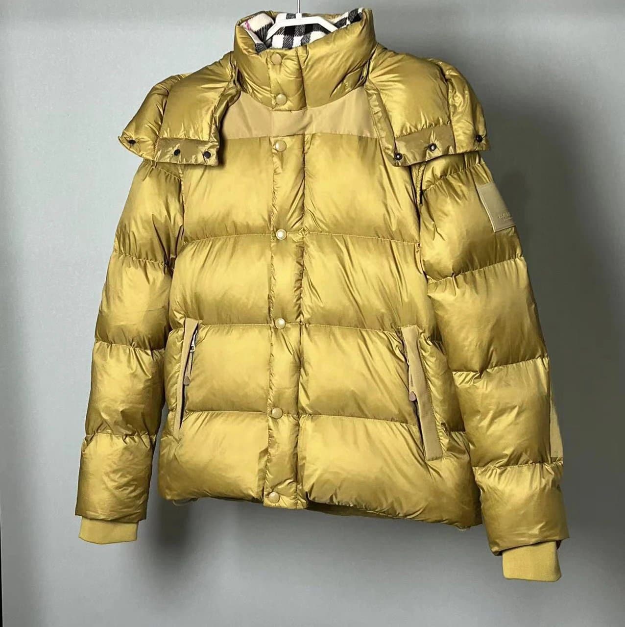 Burberry Puffer Jacket Checkered Hood — 如图3（帽子可拆卸）