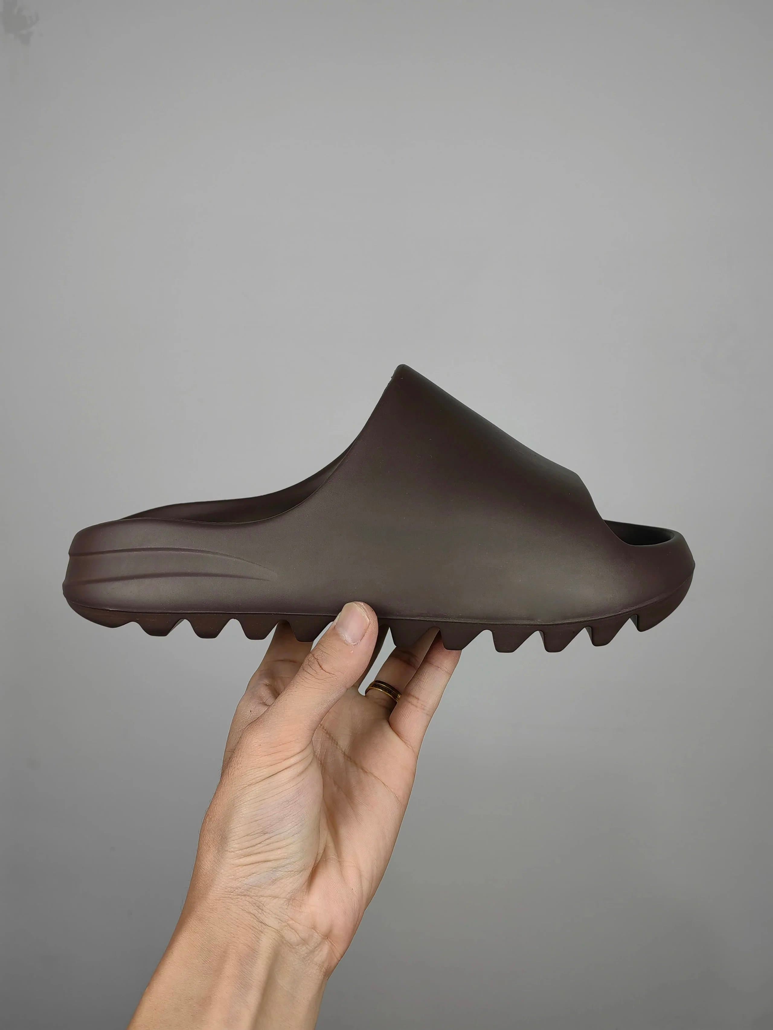 Yeezy Foam Runner Desert Sand — 深棕光皮（G55495）