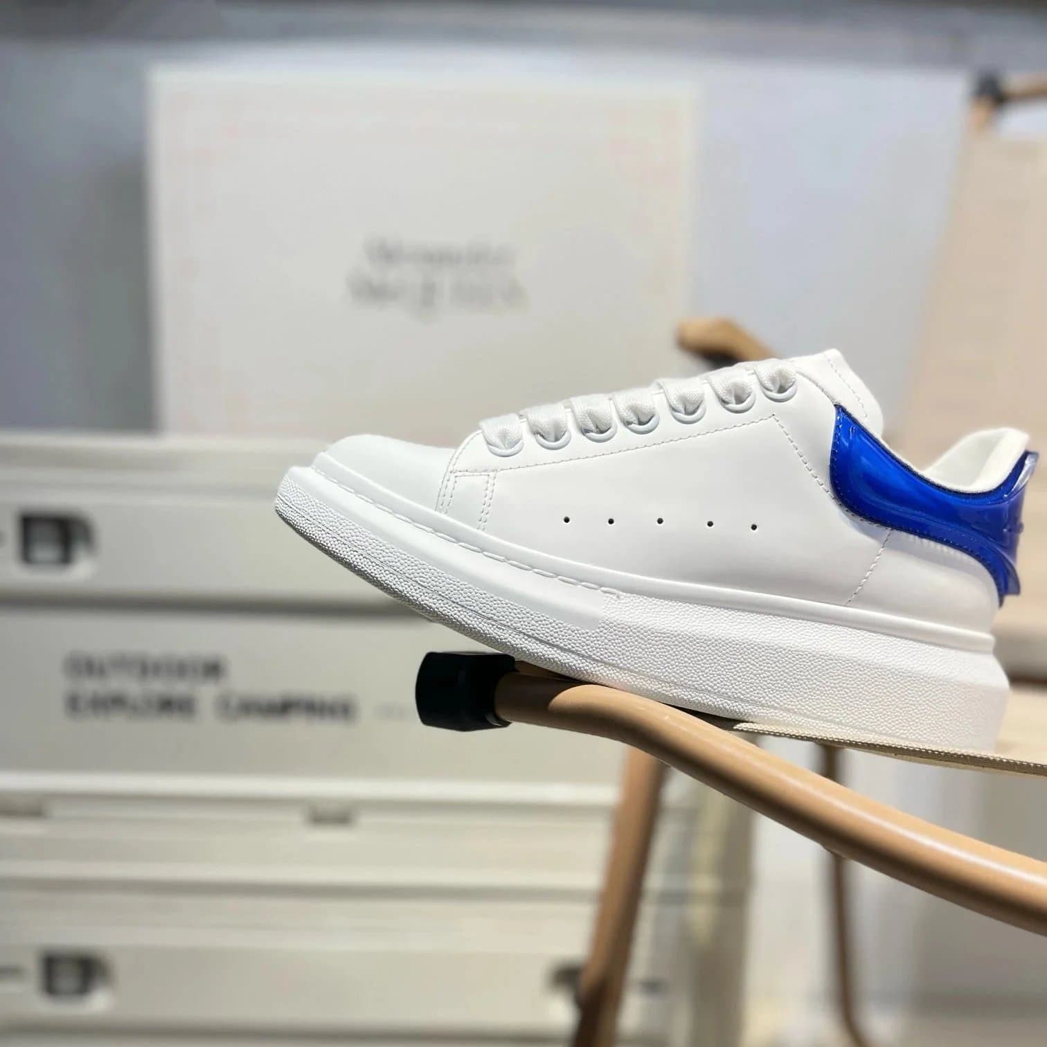 Alexander McQueen Sneaker Oversized Sole — 白蓝翻尾