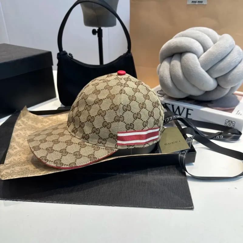Gucci Baseball Cap GG Supreme — 30