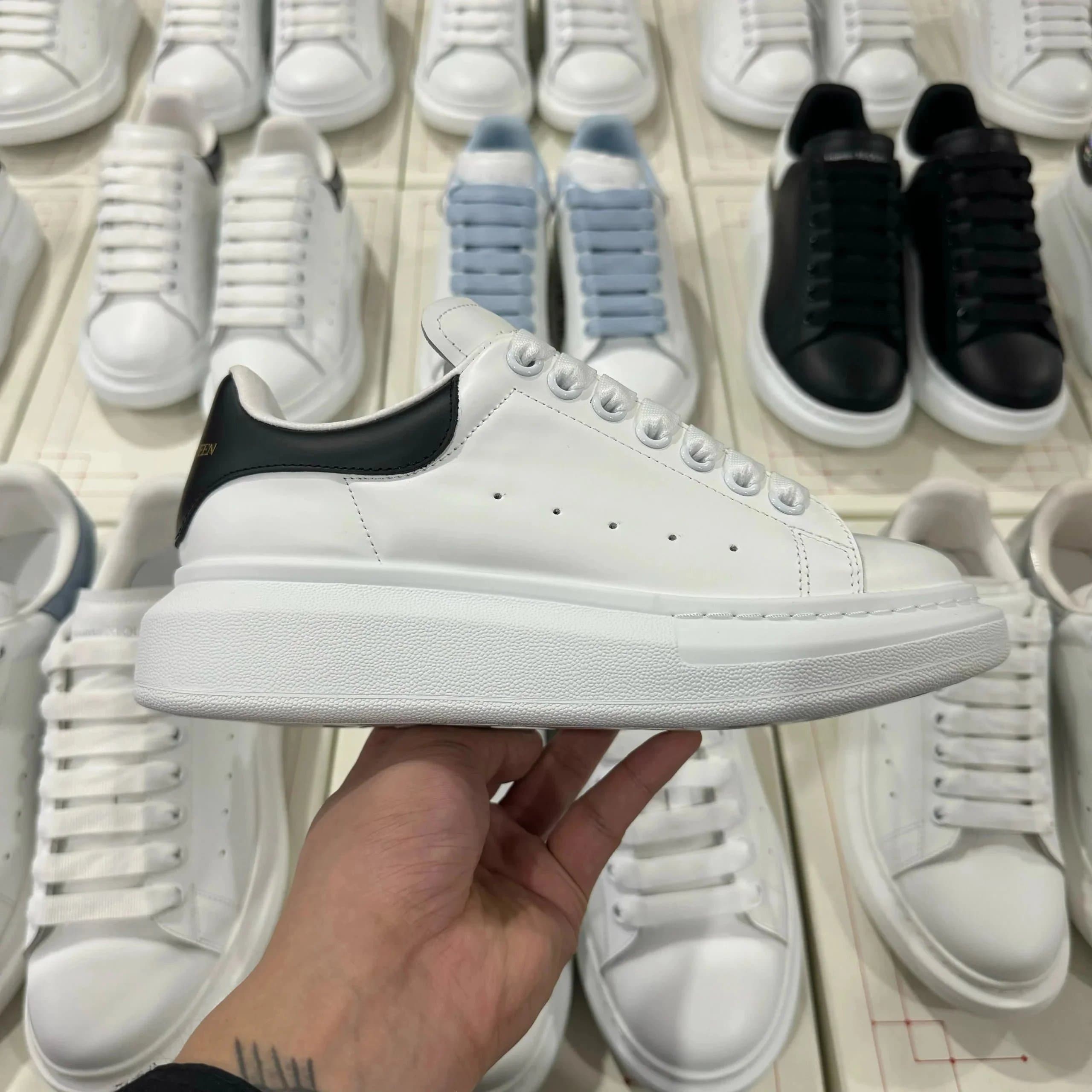 Alexander McQueen Sneaker Silver Panel — 黑皮尾