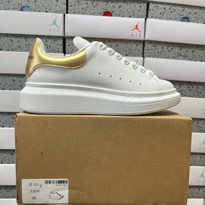 Alexander McQueen Oversized Sneaker Rainbow Lace — 金皮尾