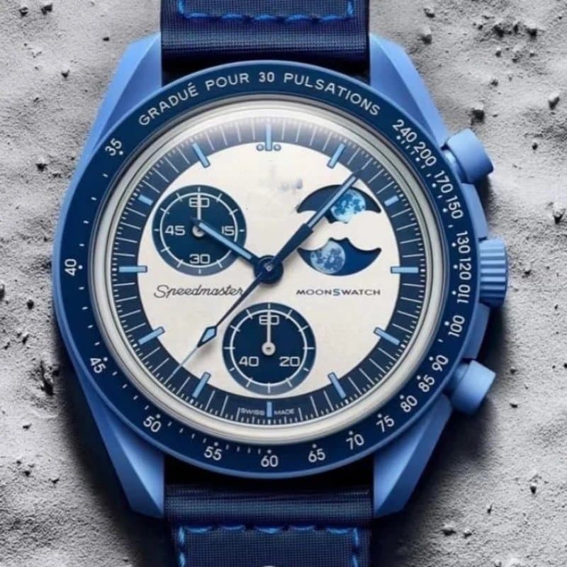 Omega Speedmaster Chronograph Red Subdials — 蓝月