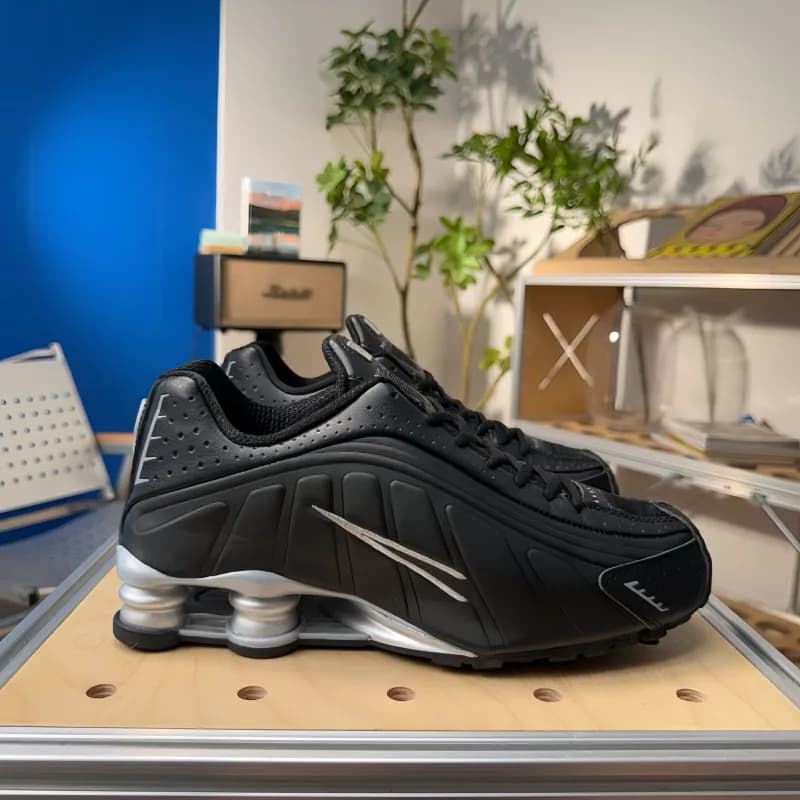 Nike Shox R4 Triple Black