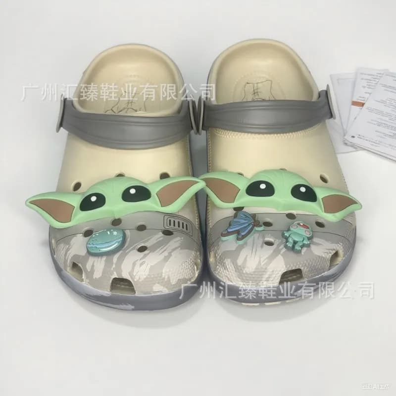 Crocs Classic Clog Grogu Charm Edition