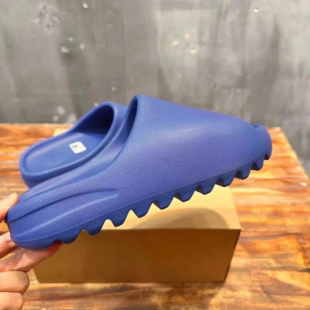 Yeezy Slide Earth — 24