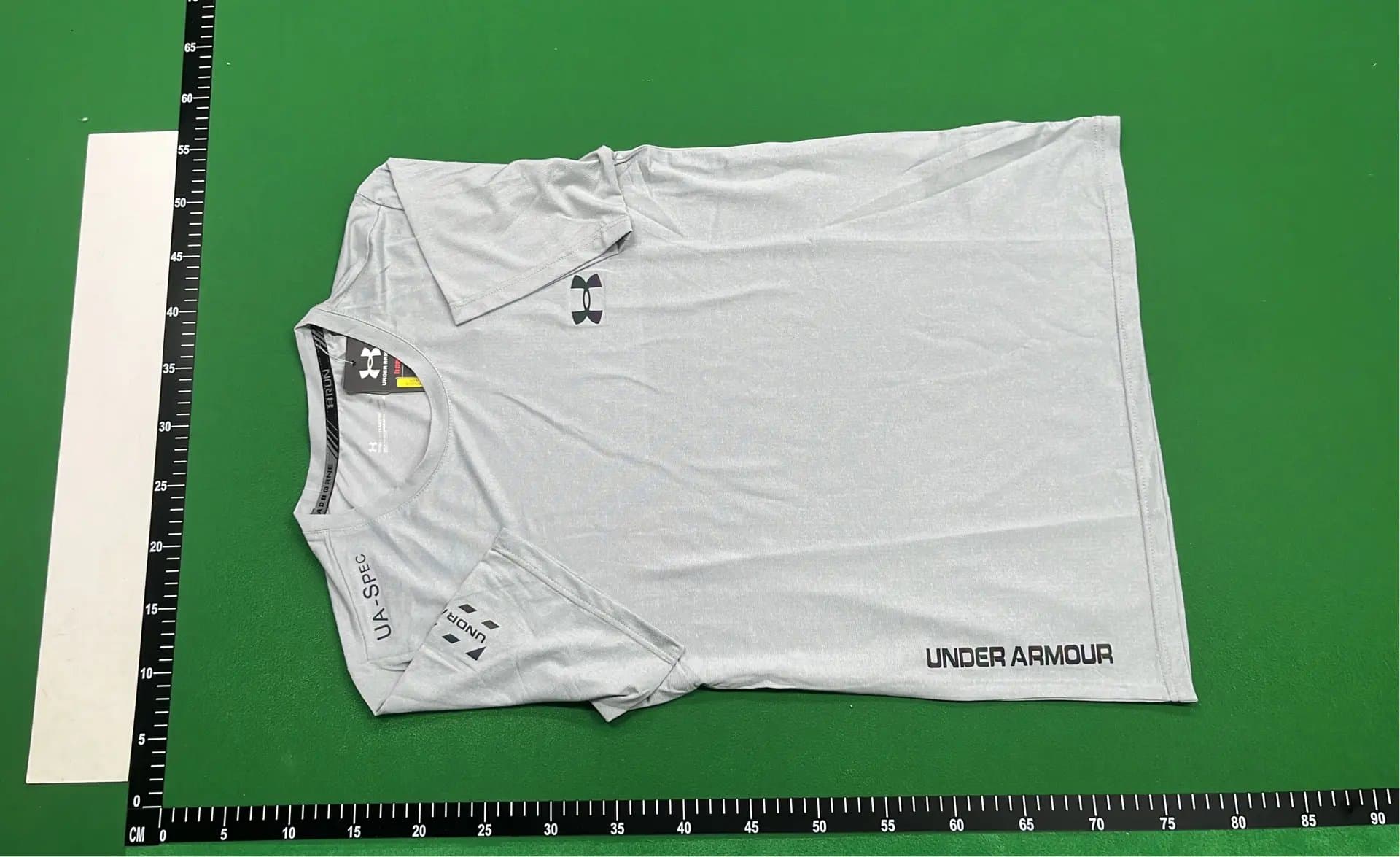 Under Armour Tank Top Performance — 短袖灰色