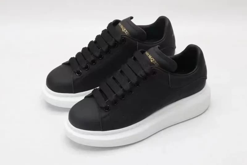 Alexander McQueen Sneaker White with Black Heel Tab — 黑皮+白底