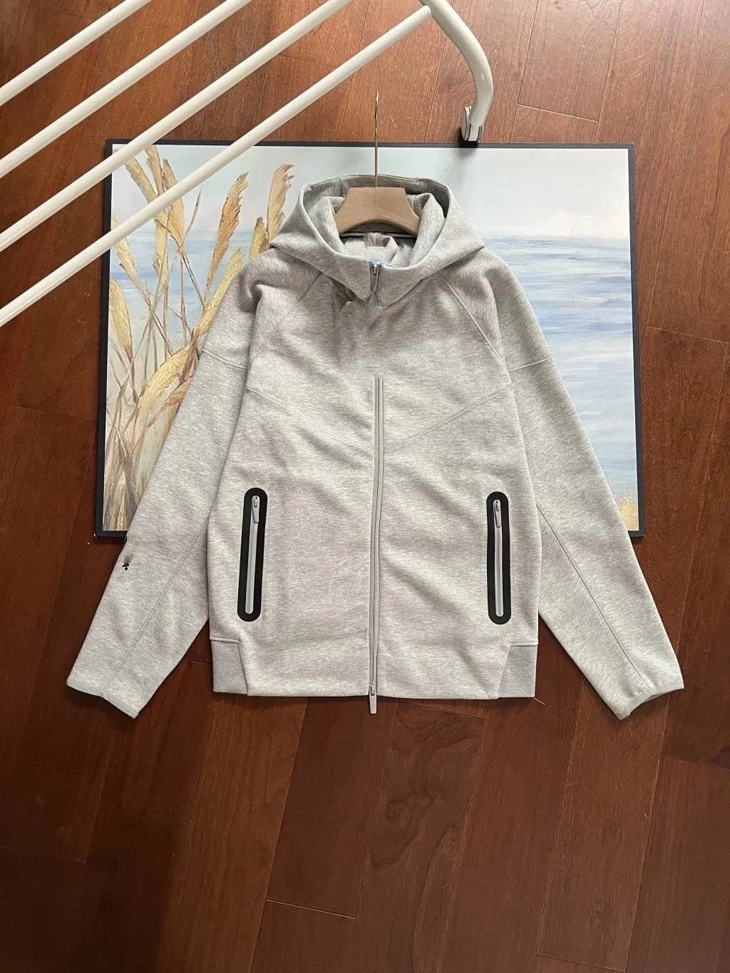 Nike Tech Fleece Hoodie and Joggers Light Grey with Black Zip Accents — 浅灰色上衣