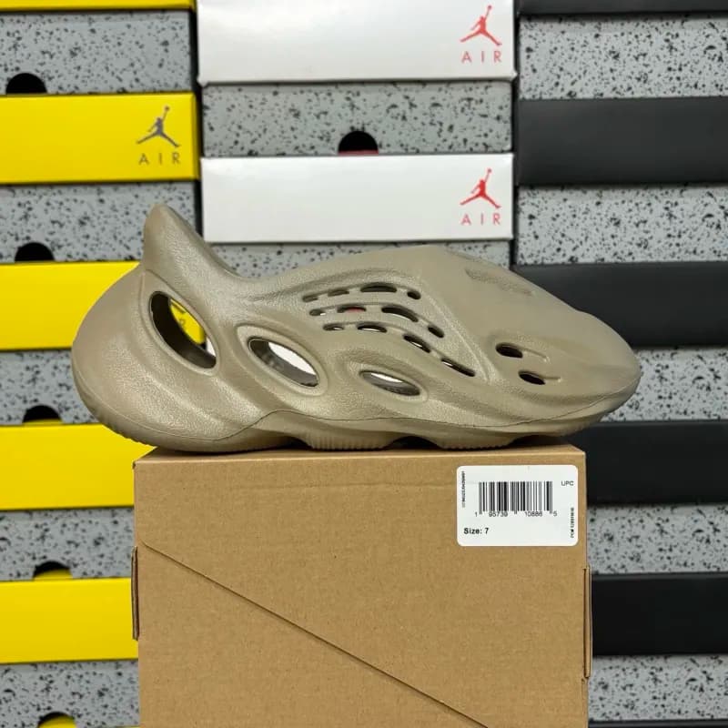 Yeezy Foam Runner Earth