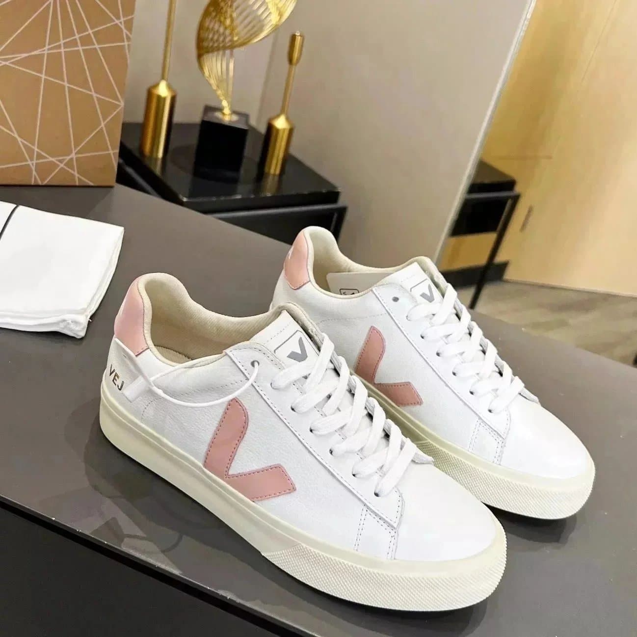 Veja V-10 White Pink
