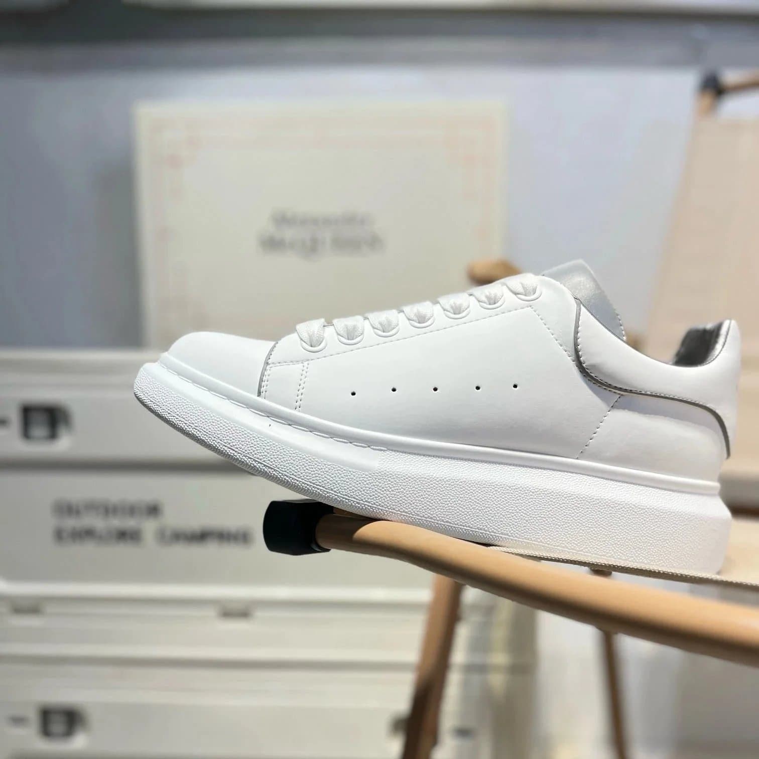 Alexander McQueen Sneaker Oversized Sole — 白尾银边