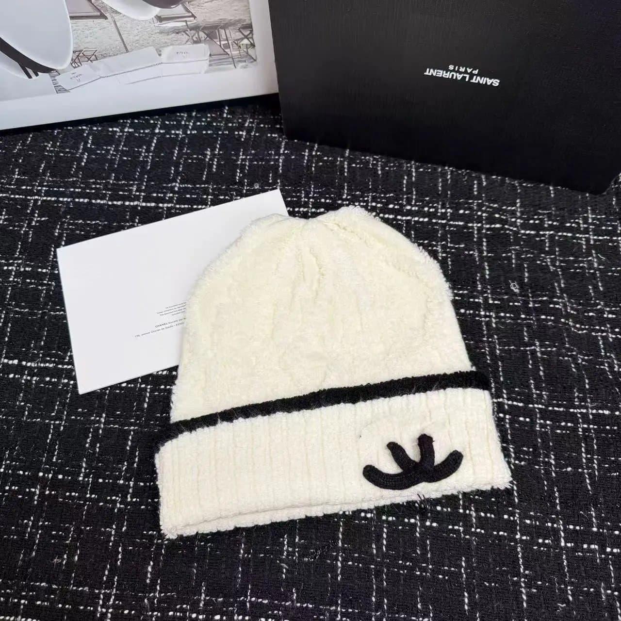 Saint Laurent Ribbed Beanie Monogram Logo — 菱格白色