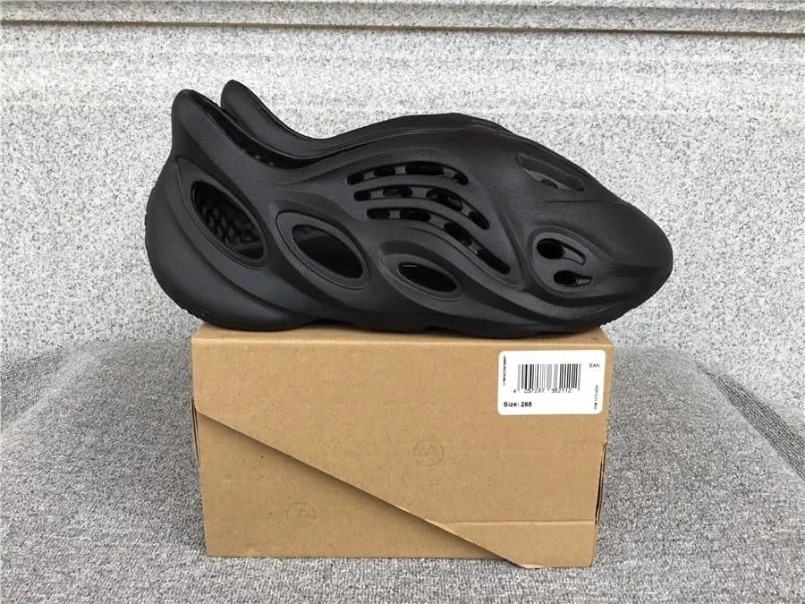 Yeezy Boost 350 V2 Zebra — 13黑色拖鞋