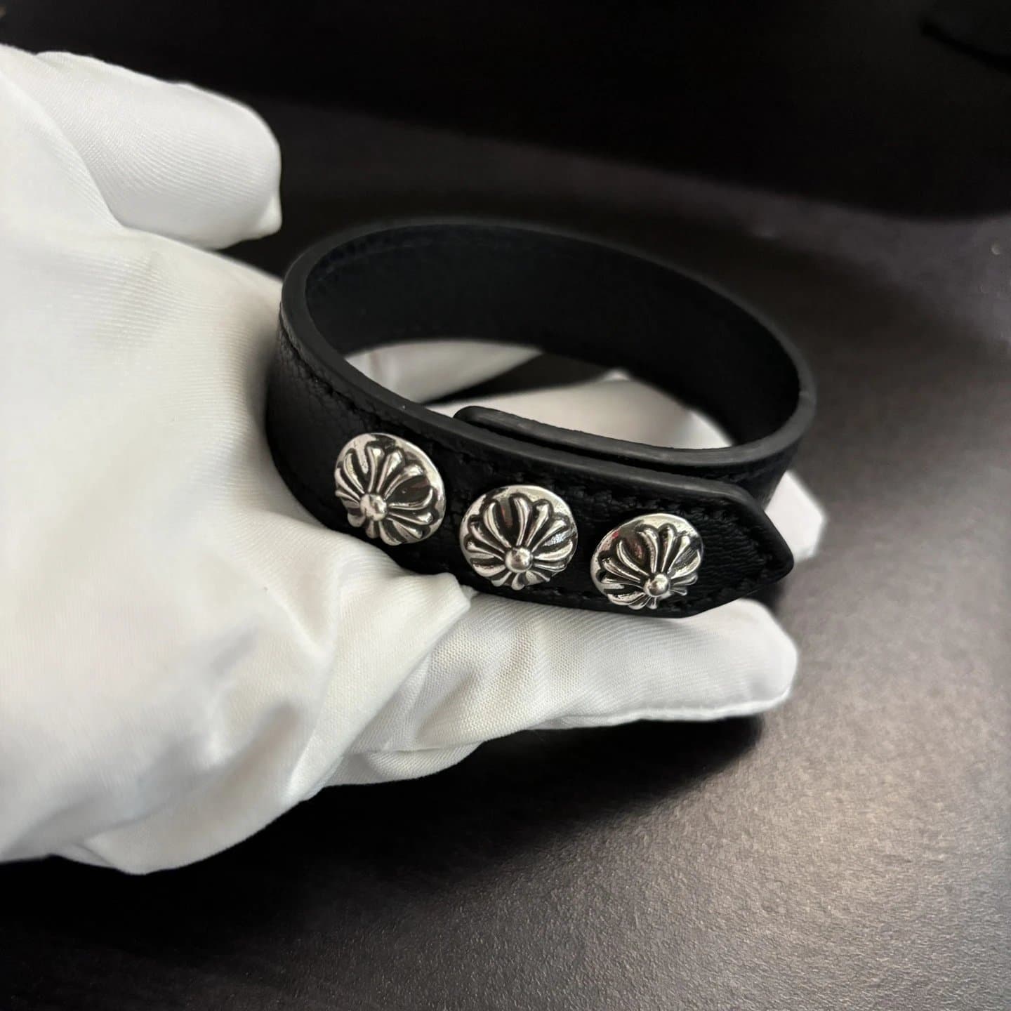 Chrome Hearts Leather Cuff Bracelet Triple Stud — 黑色十字花款（适合15到21的手围）