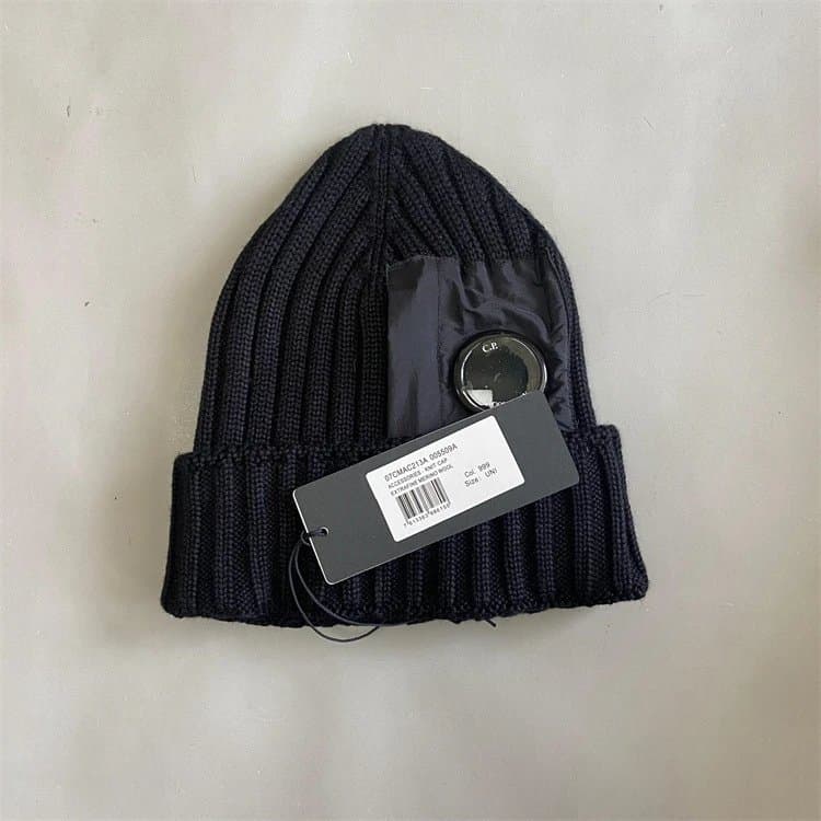C.P. Company Ribbed Beanie Logo Patch — 均码 · 侧边镜黑色