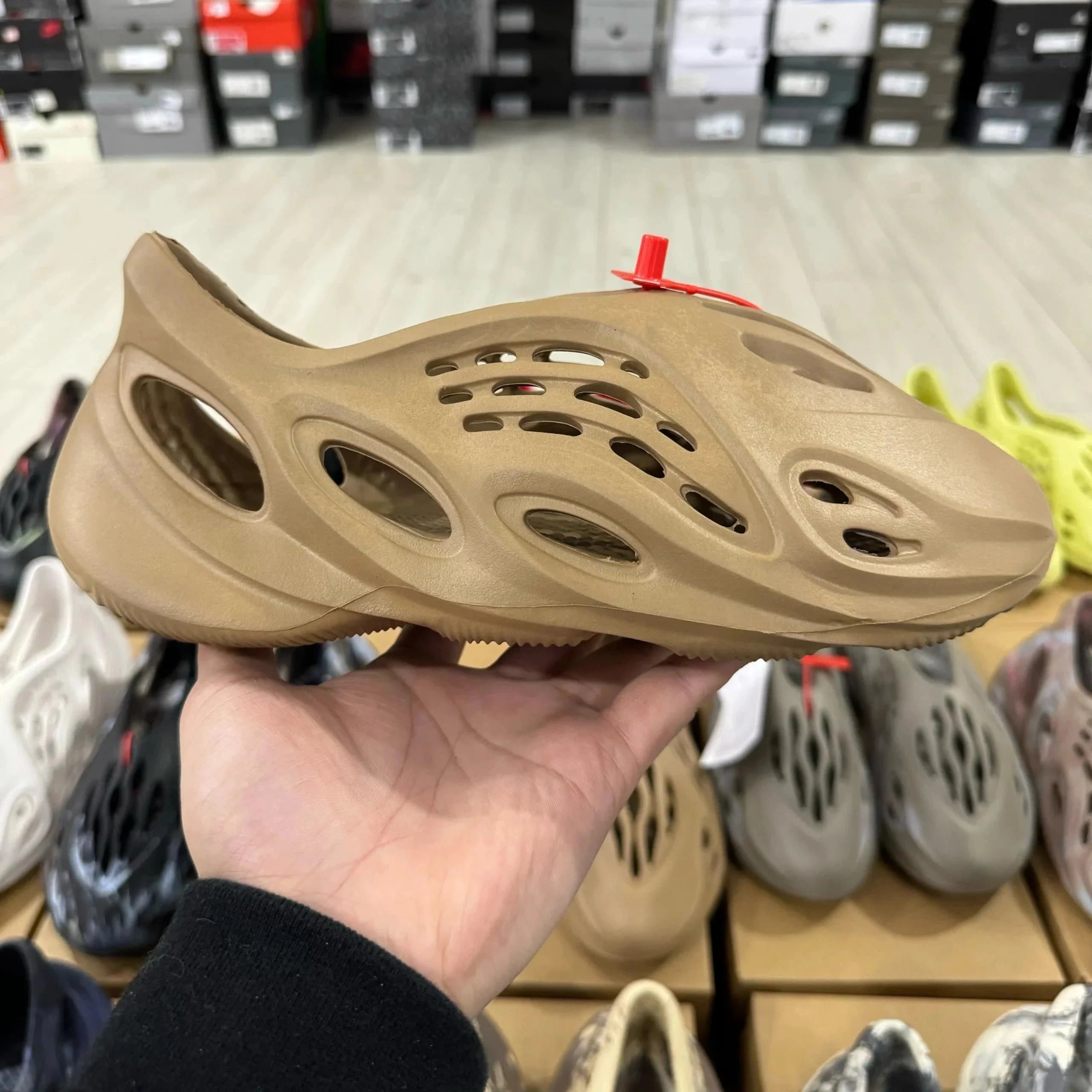 Yeezy Foam Runner Cloud Grey — 土黄色