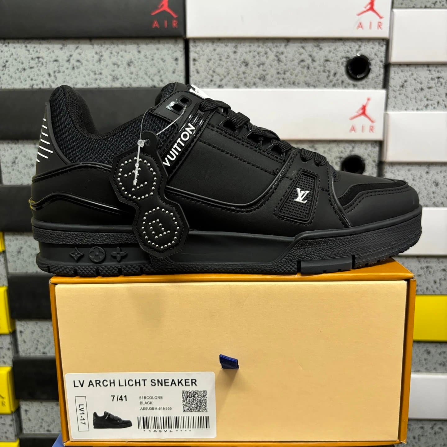 Louis Vuitton LV Trainer Monogram Embossed — 51BCOLORE BLACK 黑牛仔（白字母）