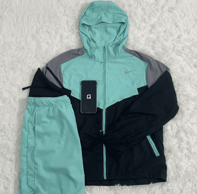 The North Face Venture Jacket Solid Black — 蓝绿色夹克+短裤