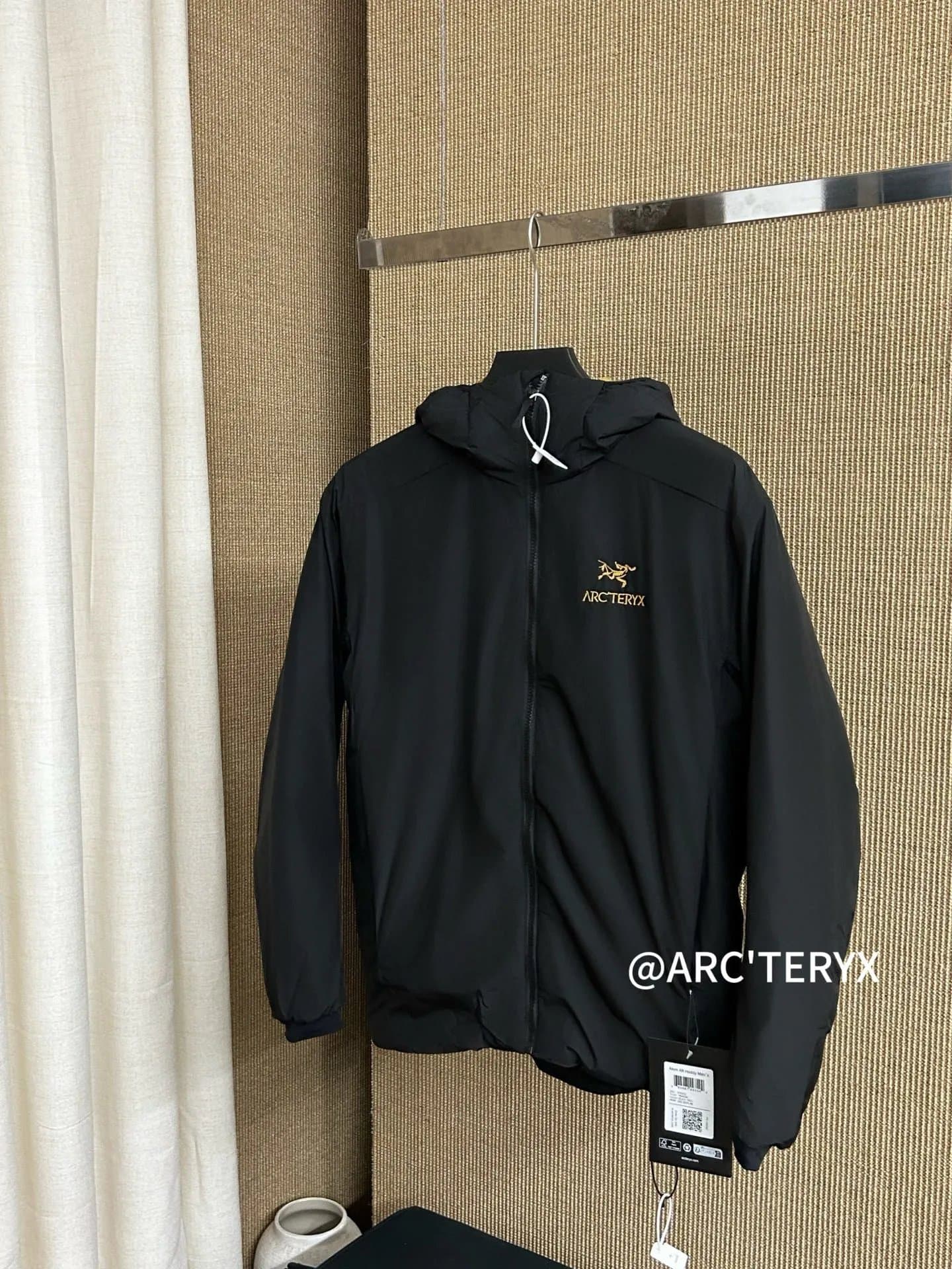 Arc'teryx Alpha SL Jacket Glossy White — 黑金 Black and Gold