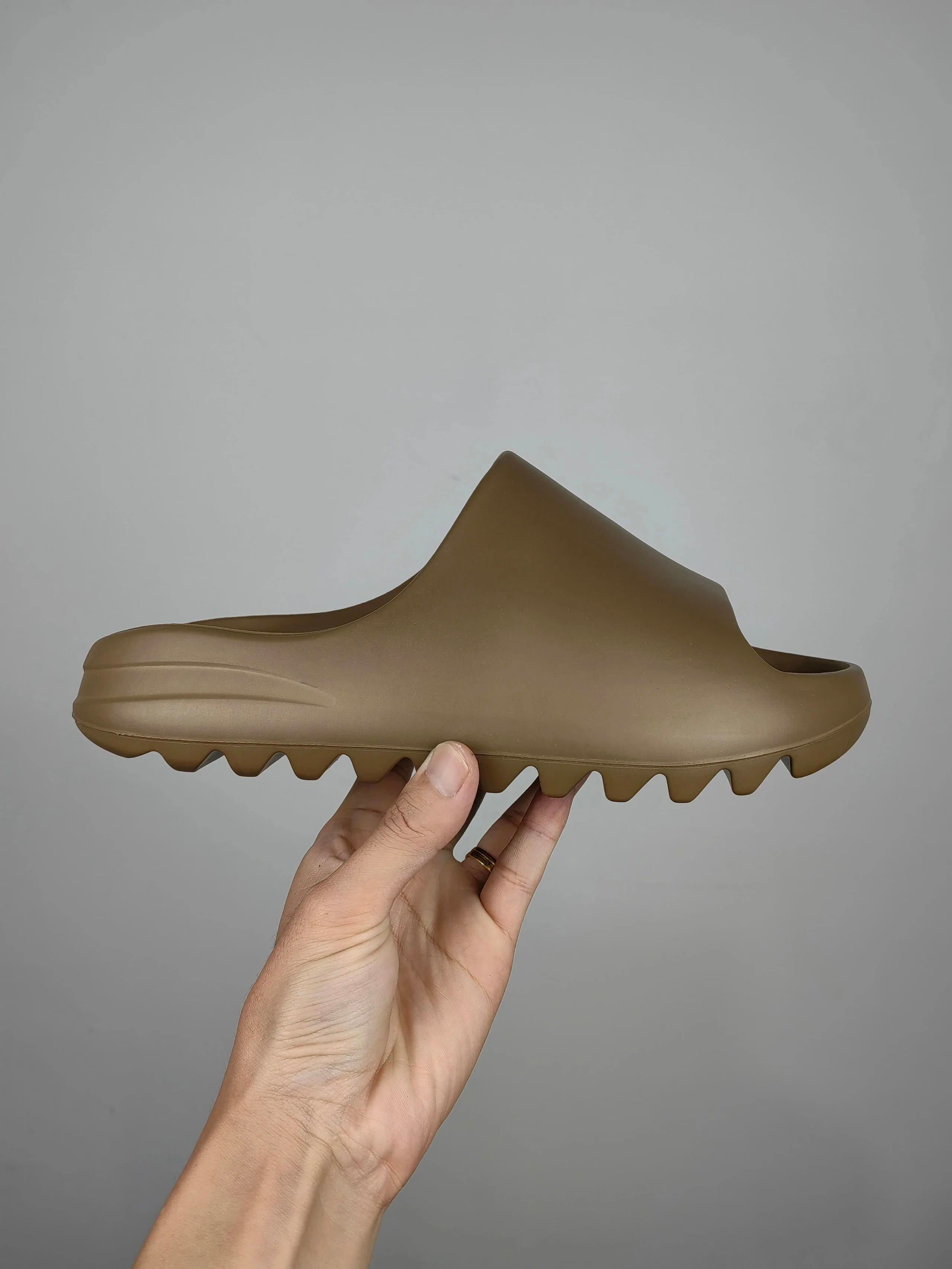 Yeezy Slide Static — 咖啡光皮（FV8425）