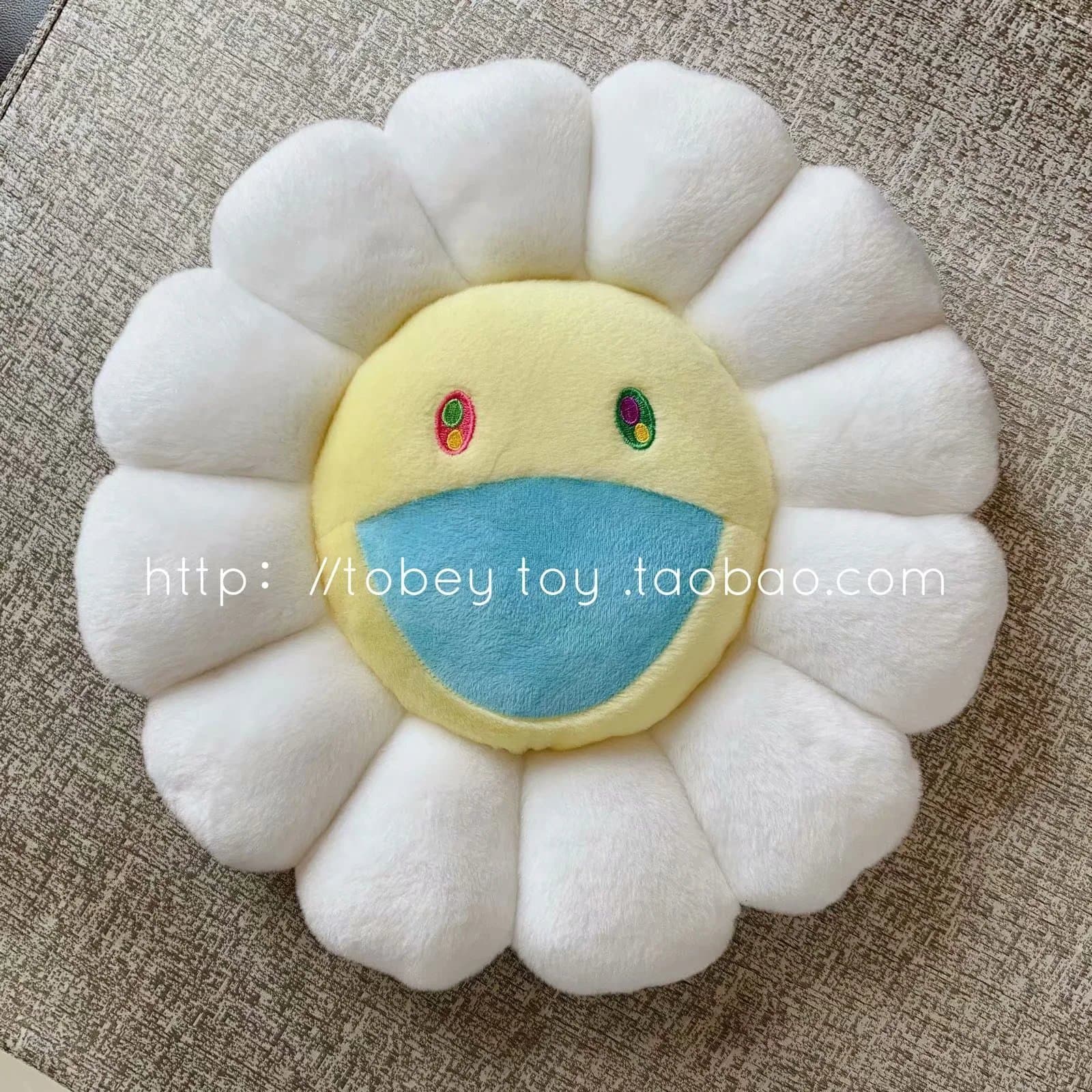 Takashi Murakami Flower Cushion Smiling Face — 纯白太阳花