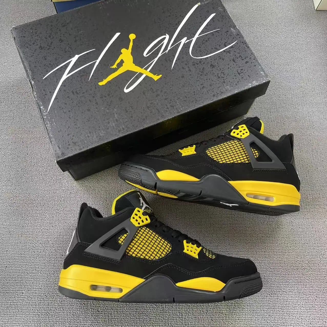 Air Jordan 4 Thunder