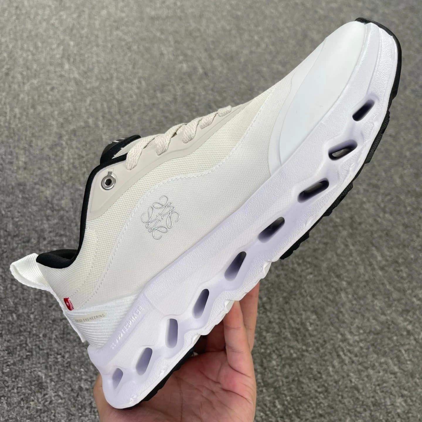 On Cloudmonster Cloud White — 白色