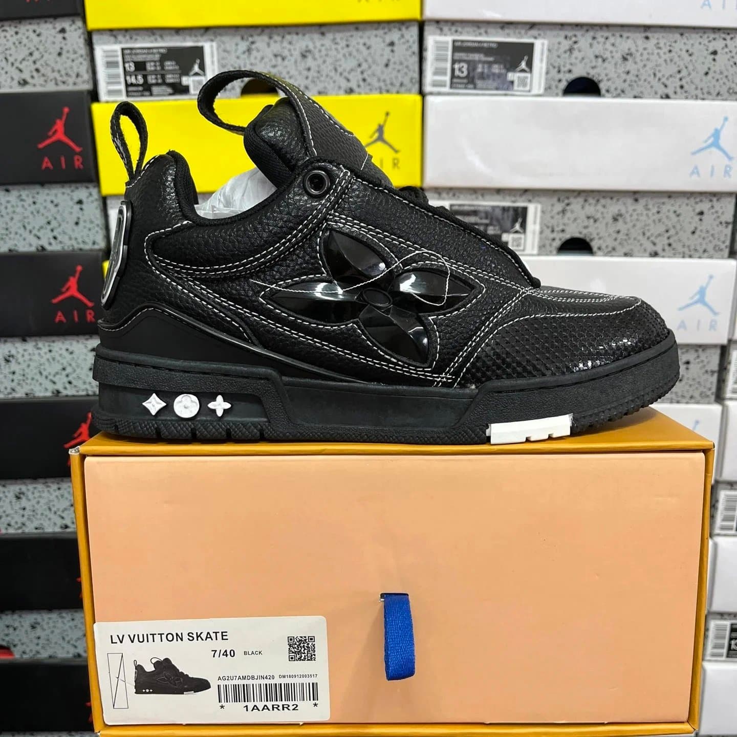 Louis Vuitton × Jordan LV² Trainer White — SK8 全黑