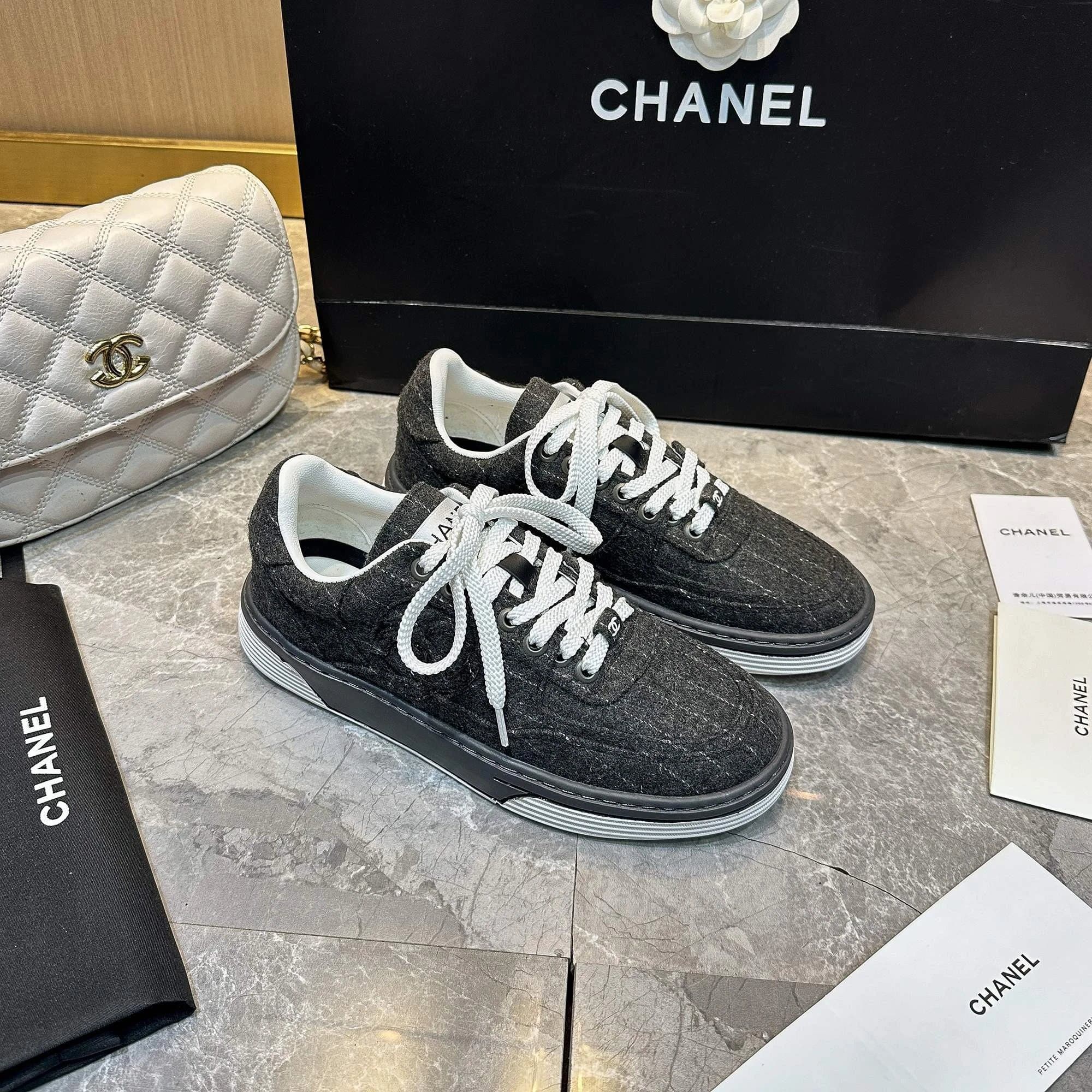 Chanel Sneaker Glitter Tweed — 30