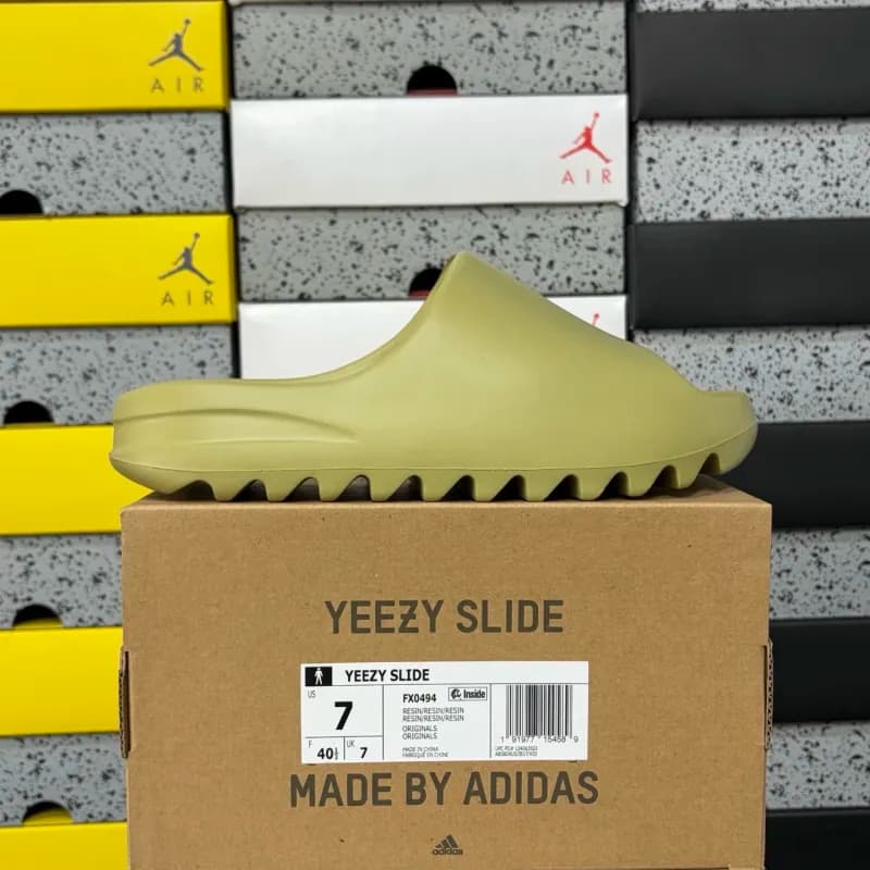 Yeezy Slide Earth