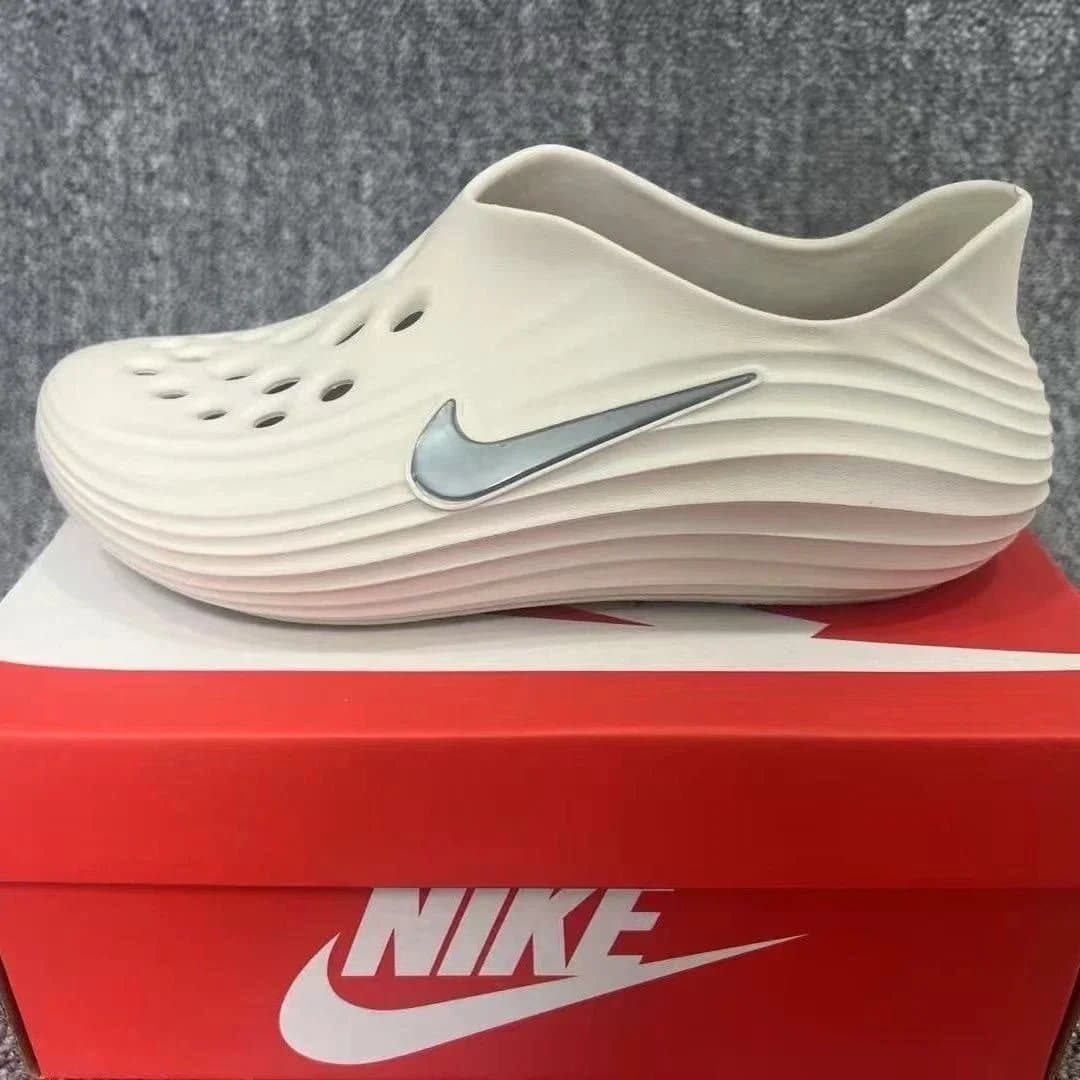 Nike Clog Metallic Swoosh