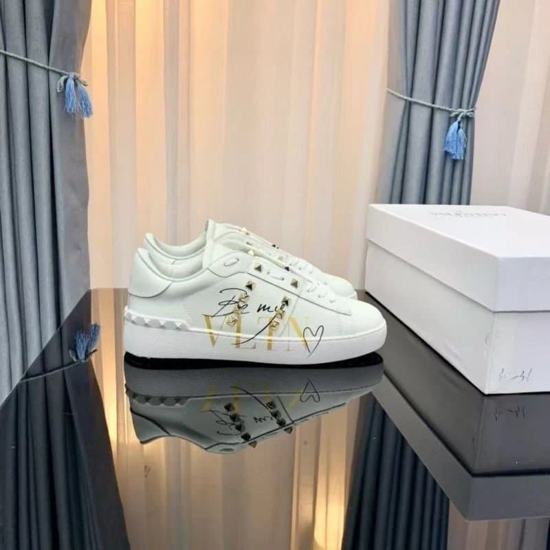 Valentino Rockstud Low Rockstud — A14