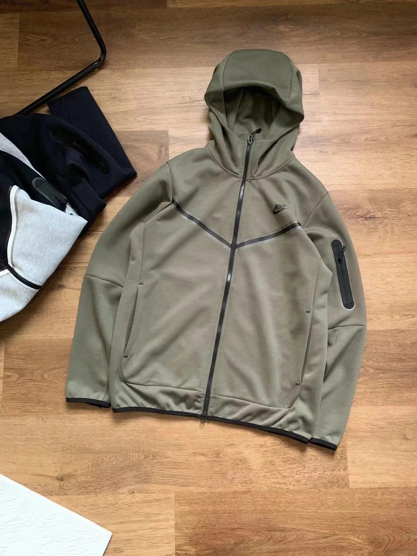 Nike Tech Fleece Joggers Red with Black Panel — 灰绿上衣002