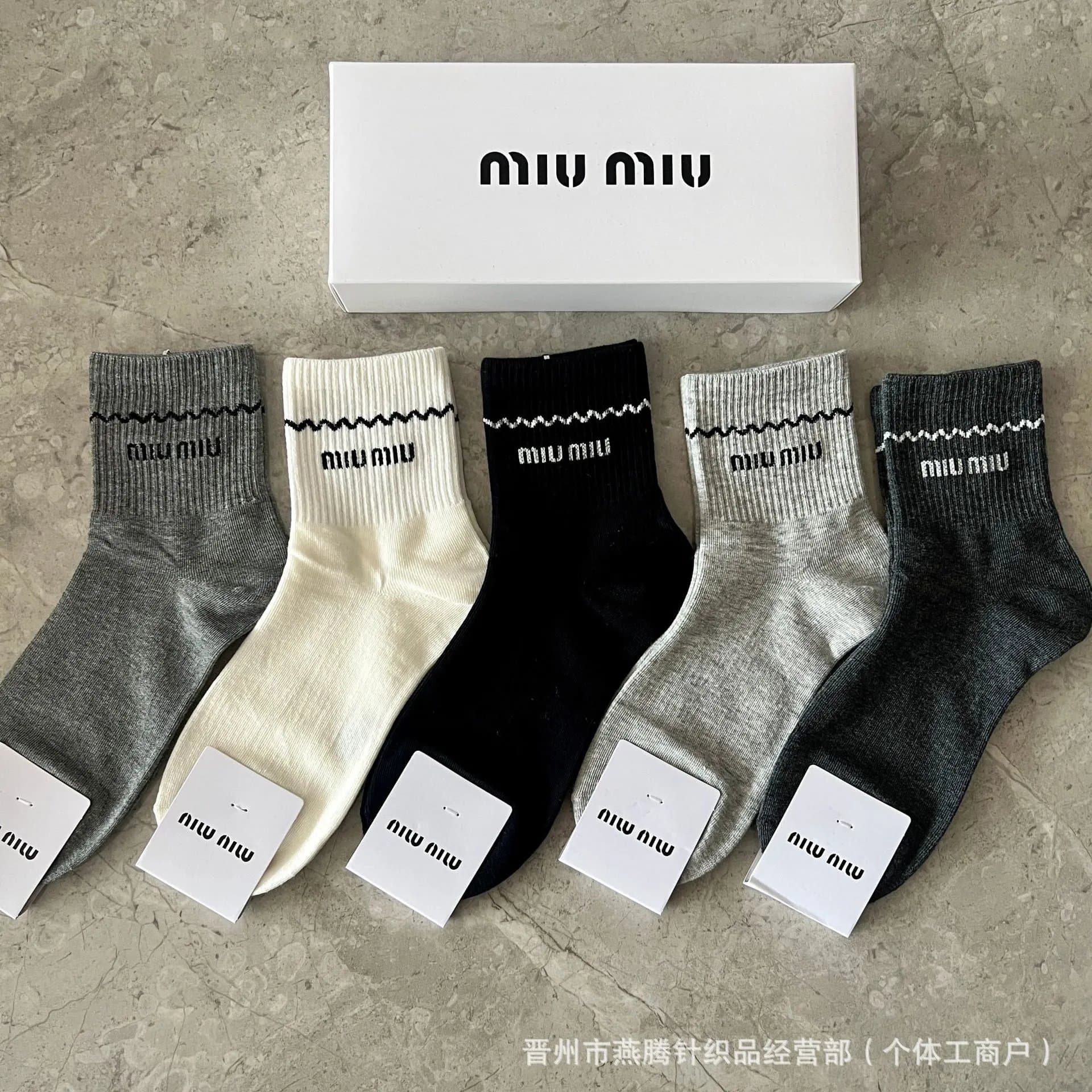 Miu Miu Logo Socks Contrast Logo — 均码 · 1女款（建议35-40码）