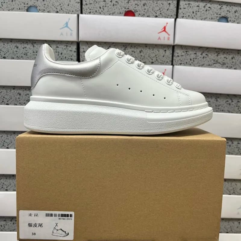 Alexander McQueen Oversized Sneaker Rainbow Lace — 银皮尾