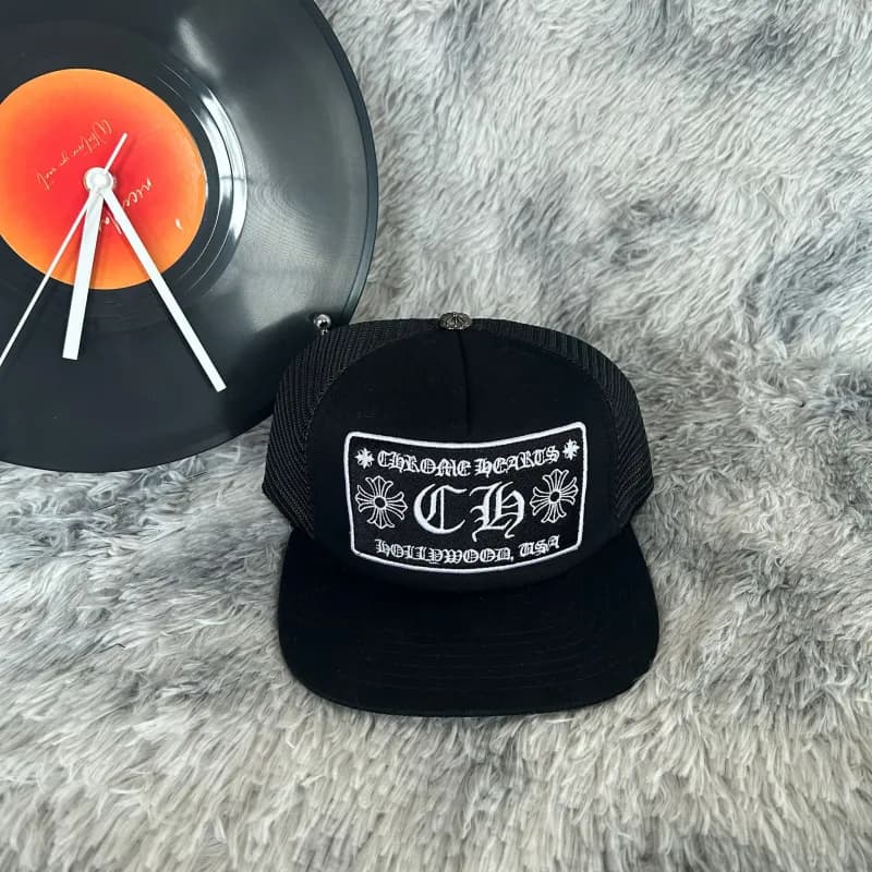 Snapback Cap Chrome Hearts Logo — M040