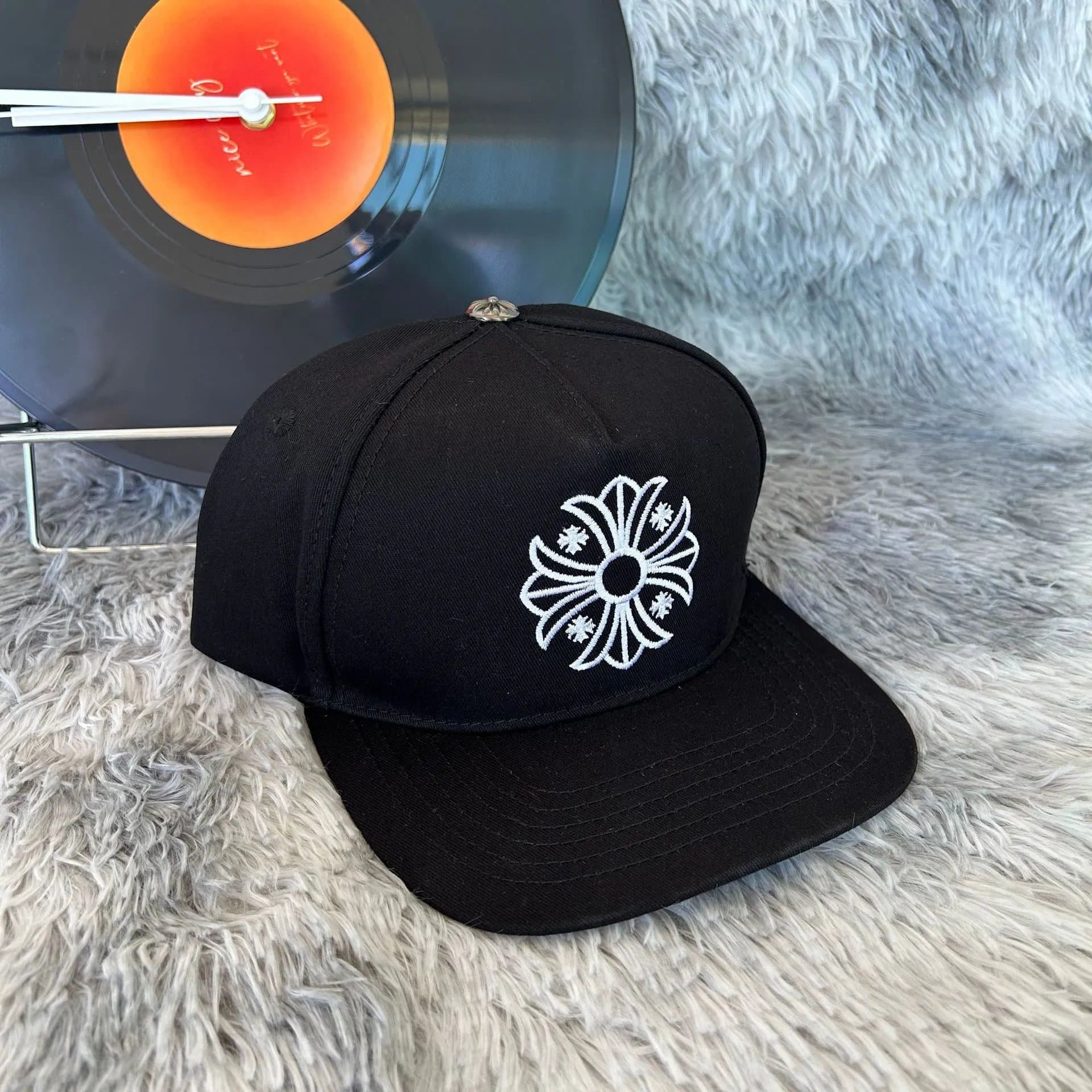 Chrome Hearts Snapback Cap Gothic Logo Embroidery — 可调节 · M060