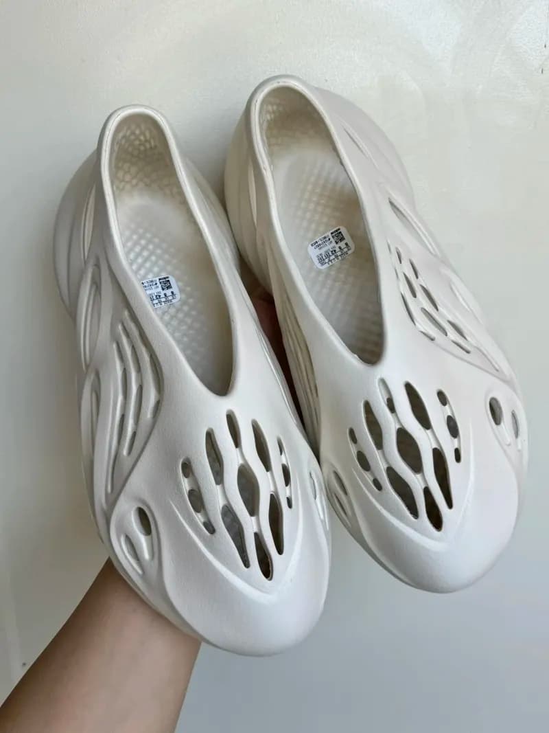 Yeezy Slide Glow — GX FORM洞洞鞋沙色 FY4567