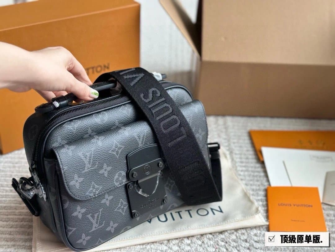 Louis Vuitton Pochette Métis Monogram Eclipse